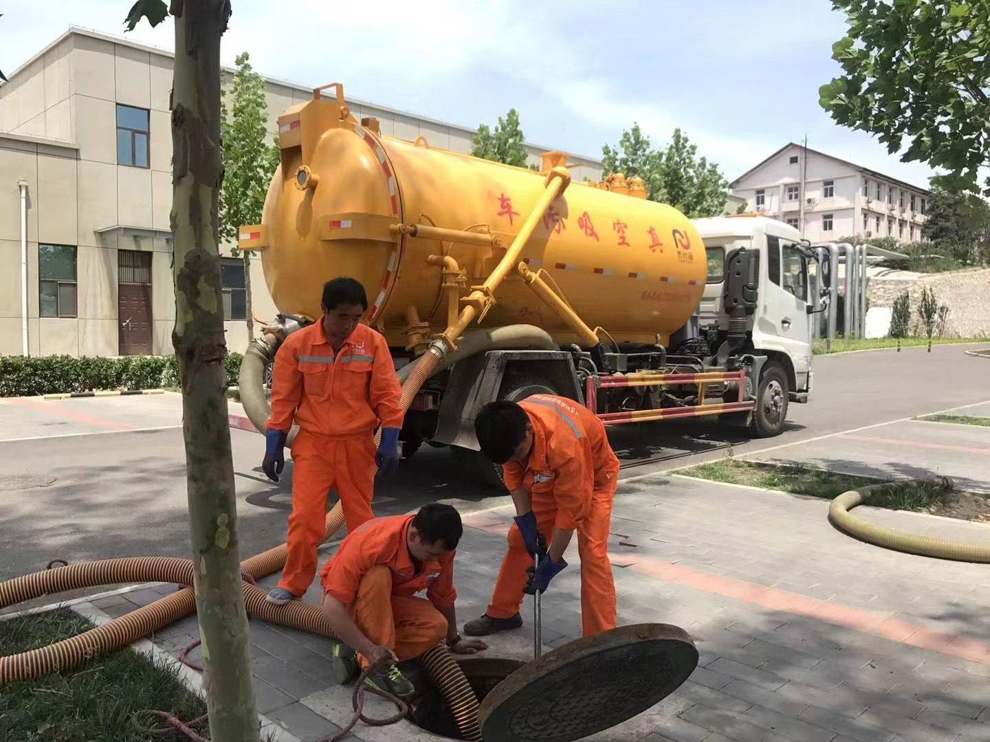 鼓楼管道疏通车停在窨井附近