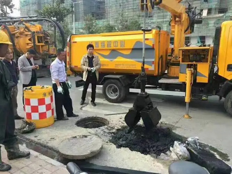 鼓楼街道：网格员化身“清道夫”，为民解忧疏通“堵心”化粪池